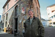 Bäre Schuler vor der kunstvoll bemalten Fassade seines Brockenhauses. (Bild: Urs Hanhart (Altdorf, 11. März 2017))