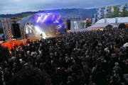 Party total auf dem Arena-Platz: Pegasus rocken Zug und die Streethockey-WM. (Bild: Werner Schelbert)