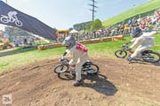Dank der Flagge unverkennbar, wer hier am Werk ist: Die vier Walliser nahmen schon vor zwei Jahren an der Teffli-Rally teil. (Bild: Dani Lüthi/PD)