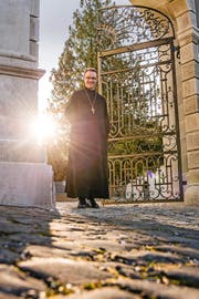 Abt Urban Federer vor der Klosterkirche in Einsiedeln. (Bild Roger Grütter)