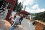 Emsiges Treiben: Viele Helfer räumen das Winnetou-Areal wieder. (Bild: Markus von Rotz (Engelberg, 14. August 2017))
