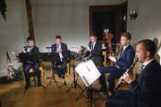 Patrice Bühler, Roman Stampfli, Manuel Odermatt, Silvan Scheuber und Adrian Kläy beim Konzert in der Bergkapelle Wirzweli (von links). (Bild: Franz Niederberger (Wirzweli, 26. Dezember 2017))