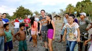Der Hergiswiler Philipp Steinger wird nach seinem Rekordflug von begeisterten brasilianischen Dorfbewohnern belagert. (Bild: PD)