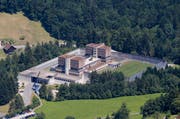 Hafturlaube sollen nur noch begleitet stattfinden. Im Archivbild: Die Strafanstalt Bostadel im Kanton Zug. (Bild: Stefan Kaiser (Neue ZZ))