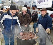 Bei kaltem Wetter waren die heissen Marroni am Stand von Karl Burch (rechts) gefragt. (Bild: Robert Hess (Lungern, 26. November 2017))