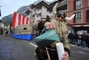 Mit eigenem Schiff zogen «Diä Niäfärä» als Wikinger durchs Dorf, um die Zuschauer mit Kaffee zu versorgen. (Bild: Urs Hanhart (Erstfeld, 11. Februar 2018))