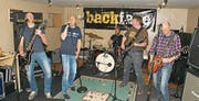 Backface in ihrem Proberaum: von links Benno Ming (Gitarre), Pirmin Ming (Sänger), Hannes Ming (Schlagzeug), Andreas Imfeld (Bass), René Gasser (Gitarre). Bild: Primus Camenzind (Lungern, 14. März 2017)