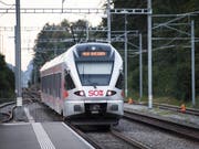 Der Zug, in dem ein Mann einen Angriff verübte, steht am Bahnhof am Samstag in Salez. (Bild: KEYSTONE/GIAN EHRENZELLER)