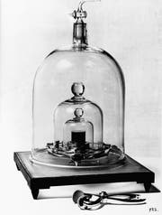 Auslaufmodell: Das Ur-Kilogramm aus Platin-Iridium unter dreifacher Glasglocke (1900). (Bild: Ullstein Bild)