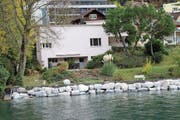 Die seeseitige Fassade des Flüeler Danioth-Hauses soll ein zusätzliches Fenster erhalten. (Bild: Bruno Arnold (5. November 2016))