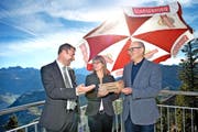 Ein ausgezeichnetes Jahr: Stanserhorn-Direktor Jürg Balsiger (rechts aussen) erhält von Erna Blättler, Nidwalden Tourismus, die Auszeichnung «Aktivität des Jahres». Links der Nidwaldner Volkswirtschaftsdirektor Othmar Filliger. (Bild Nadia Schärli)
