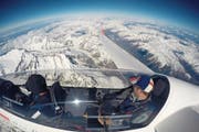 Die grösste Überhöhung auf 7018 Metern ü. M. über dem Aletschgletscher schaffte der Obwaldner Segelflugpilot Daniel Baumli, Sachseln (links). Sein Passagier, Daniel Renggli aus Kägiswil, hielt das Ereignis auf einem Selfie fest. (Bild: PD/Daniel Renggli (Wallis, 22. April 2017))