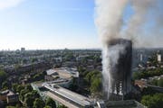 Im Zentrum der britischen Hauptstadt London steht ein Hochhaus vollkommen in Flammen. (Bild: EPA/Facundo Arrizabalaga)