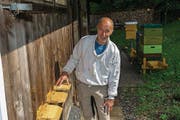 Charly Burch aus Oberrickenbach beim Lehrbienenstand der Nidwaldner Bienenzüchter. (Bild: PD)