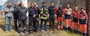 Von links: Heiri Stadler, Präsident des Feuerwehrverbands Uri, und Ignaz Zopp, Vorsteher des Amt für Bevölkerungsschutz und Militär, zusammen mit den für den Fototermin verfügbaren Kursteilnehmern. (Bild: PD)