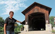 Ursi Guggenbühl, Präsidentin des Broggekinos, heisst die Besucher auf der Zollbrücke willkommen.