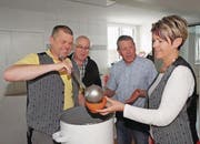 Ein Teil des Suppenteams des SC Klausen beim Suppe-Schöpfen in der Aula Unterschächen; von links: Thomy Arnold, Tony Arnold, Brosi Arnold und Heidi Welti. (Bild: Franz Imholz (Unterschächen, 25. März 2018))