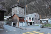 Für den Anbau zwischen den beiden Gebäuden wurde vor Ostern ein Baustopp verfügt. (Bild: Urs Hanhart (Silenen, 5. Dezember 2017))