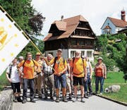 Die Wanderer aus diversen Ländern treffen mit ihrer Fahne auf dem Flüeli ein. (Bilder: Romano Cuonz (Flüeli, 16. Juni 2017))