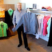 Didi Serena, Gründer und Eigentümer der Lasse Kjus International AG, mit seiner neusten Entwicklung im Outdoor-Fashion Bereich. (Bild: AHY)