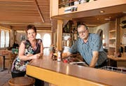 Hanny und Fredy Lochmatter kurz vor Saisonende in der Gaststube im Hotel Gemsy.Bild: Corinne Glanzmann (Melchsee-Frutt, 4. Oktober 2016)