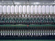 Garnspulen auf der Spinnmaschine der Spinnerei Hermann Bühler AG in Sennhof bei Winterthur. Die letzte Bauwollspinnerei der Schweiz schliesst Ened Oktober ihre Tore. (Archiv) (Bild: KEYSTONE/PETER FISCHLI)