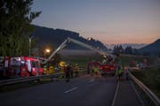 Die Schwyzerstrasse musste für die Bergung gesperrt werden. (Bild: Geri Holdener, Bote der Urschweiz)
