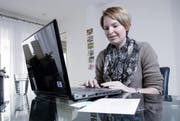 Ihre technischen Kenntnisse sind gefragt: Claudia Baumgartner bietet unter anderem bei einfachen Computerproblemen Hilfe an. (Bild Werner Schelbert)