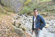 Gemeinderat Urs Christen im Bereich Hinteregg, wo ein neuer Geschiebesammler entsteht. (Bild: Romano Cuonz (Beckenried, 18.November 2017))