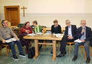 Podium zum Generationenwohnen (von links): Leo Wolfisberg, Margrit Zürcher, Cécile Malevez, Jutta Mauderli, Peter Odermatt und Gregor Schwander. (Bild Marion Wannemacher)