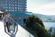 Armin Scherer, Vanessa Zoller und Natascha Zoller (vorne von links) bewundern die Aussicht. (Bild: Martin Uebelhart (Bürgenstock, 5. Oktober 2017))