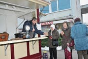 Amir Nezaj will auch im nächsten Winter beim Bahnhof Stans Marroni verkaufen. (Bild: Matthias Piazza (Stans, 26. Januar 2017))