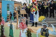 Gallivater Werner Schnüriger (links) verkündet sein Motto, sein Weibel hält derweil den Gallistab. (Bild: Philipp Schmidli (Kriens, 13. Januar 2018))