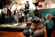 Buschi & Anni bei einem Auftritt an den Stanser Musiktagen im Jahr 2015. (Bild: Romano Cuonz / Neue NZ)