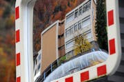 Das Zälgli-Schulhaus in Wolfenschiessen ist nicht mehr in «Bestform». Gar etwas verzerrt zeigt es sich in diesem Verkehrsspiegel. (Bild: Markus von Rotz / Neue NZ)