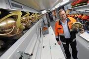 Er ist für Notfälle gerüstet: Alois Zurfluh, Kommandant der Betriebswehr SBB Erstfeld, im Lösch- und Rettungszug. (Bild Urs Hanhart)