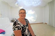José Briker (59) im «Snoezelenraum», einem Erholungszimmer in der Pflegewohngruppe Höfli in Altdorf. (Bild Florian Arnold)