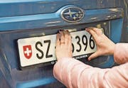 Pro Jahr legen sich rund 1000 Schwyzer lieber mit der Polizei an, als ihr Kontrollschild dem Verkehrsamt abzugeben. (Bild: Oliver Bosse)