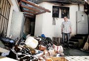 Wirt Daniel von Rotz begutachtet im Juni, wenige Tage nach der Explosion, den Schaden im «Steihuis». (Bild Corinne Glanzmann)