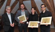 Gemeindepräsident Urs Kälin mit den Preisträgern Michel Truniger, Lea Ziegler Tschalèr und Christian Zgraggen (von links). (Bild: Urs Hanhart (Altdorf, 28. April 2017))