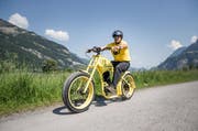 Es sieht aus wie ein Motorrad: das vom Altdorfer Stanislaus Arnold entworfene E-Cruiser-Bike. Der Akku reicht für 50 bis 60 Kilometer bei flacher Strecke. (Bild: Manuela Jans-Koch/Neue LZ)