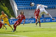 Vaduz-Goalie Peter Jehle (links) und Levent Gülen scheinen das bevorstehende Ungemach zu erahnen: FCL-Matchwinner Marco Schneuwly entscheidet mit diesem Kopfball in der 86. Minute die Partie. (Bild: EQ/Marc Schumacher)
