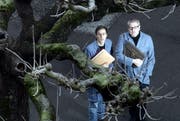 Sie wollen die Geschichten der Zuger einfangen: Dokumentarfilmer Remo Hegglin (links) und Journalist Beat Holdener. (Bild: Werner Schelbert / Neue ZZ)
