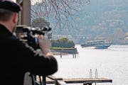 Die Crew rund um den Nidwaldner Filmemacher Thomas Wuhrmann bei Dreharbeiten am Comersee. (Bild: PD)