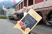 «Bei mir sind alle willkommen – auch Schweizer», sagt Ussi Talib. Die Tafel ist das Corpus delicti. (Bild Elias Bricker)