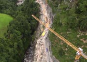 Blick auf die Arbeiten im schwierigen Gelände von oben. (Bild: Youtube)