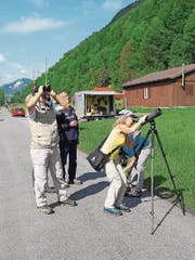Besucher nehmen beim Beobachtungsposten Vögel ins Visier. (Bild: PD)