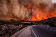 Ein Waldbrand auf der Insel Chios in Griechenland. Das Foto wurde am 26. Juli aufgenommen. (Bild: EPA/KOSTAS KOYRGIAS)