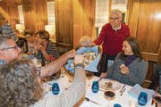 Albert Dreyfuss verteilt Challa, geflochtenes Brot, mit dem eine jüdische Mahlzeit begonnen wird. (Bild: Edi Ettlin (Stans, 6. November 2017))