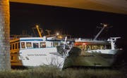 Der eingedellte Bug des Hotelschiffes «Swiss Crystal» aus der Schweiz nach der Kollision mit dem Brückenpfeiler (links). (Bild: Klaus Felder/EPA)